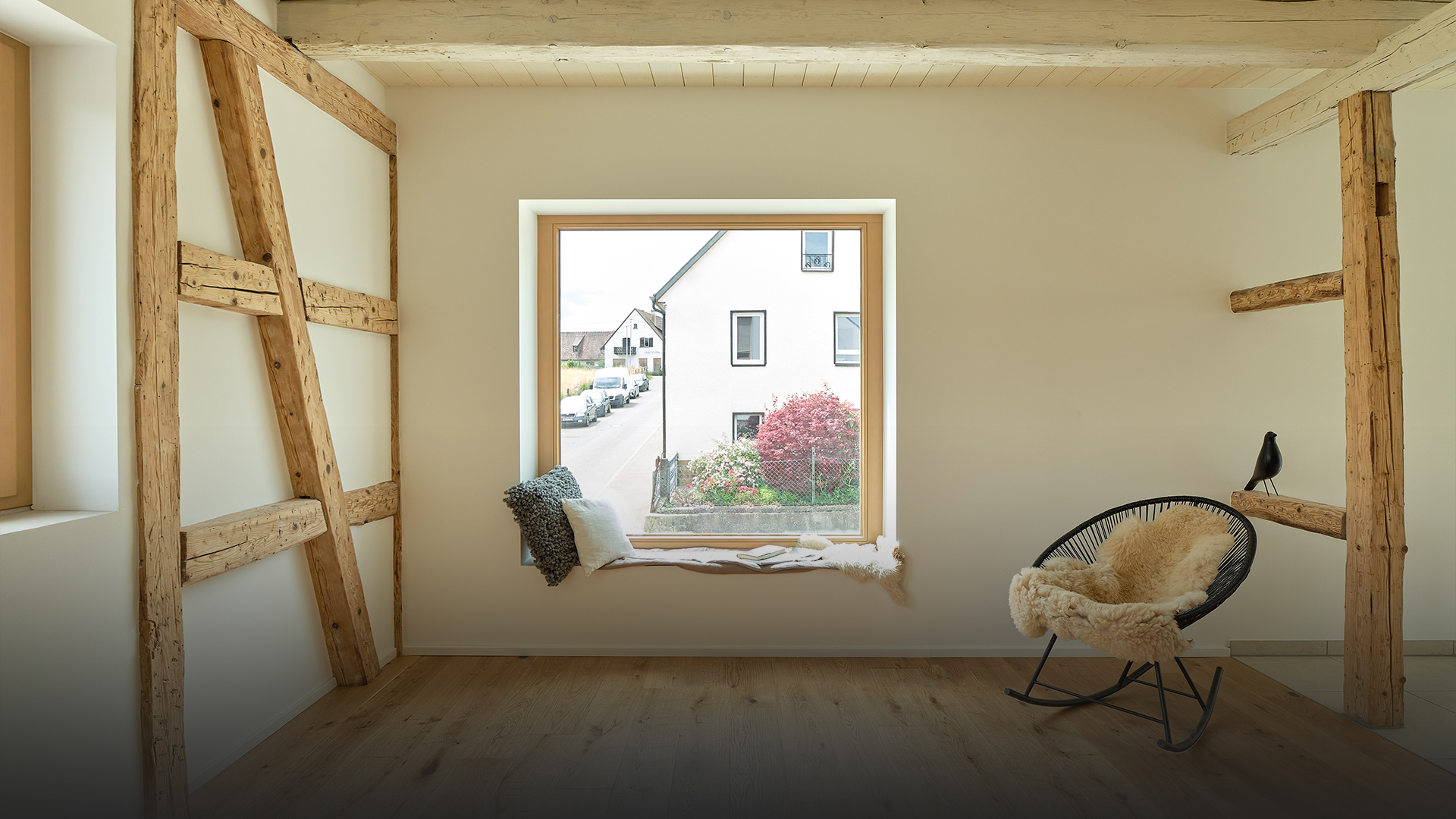 saniertes wohnhaus mit traditioneller fassade