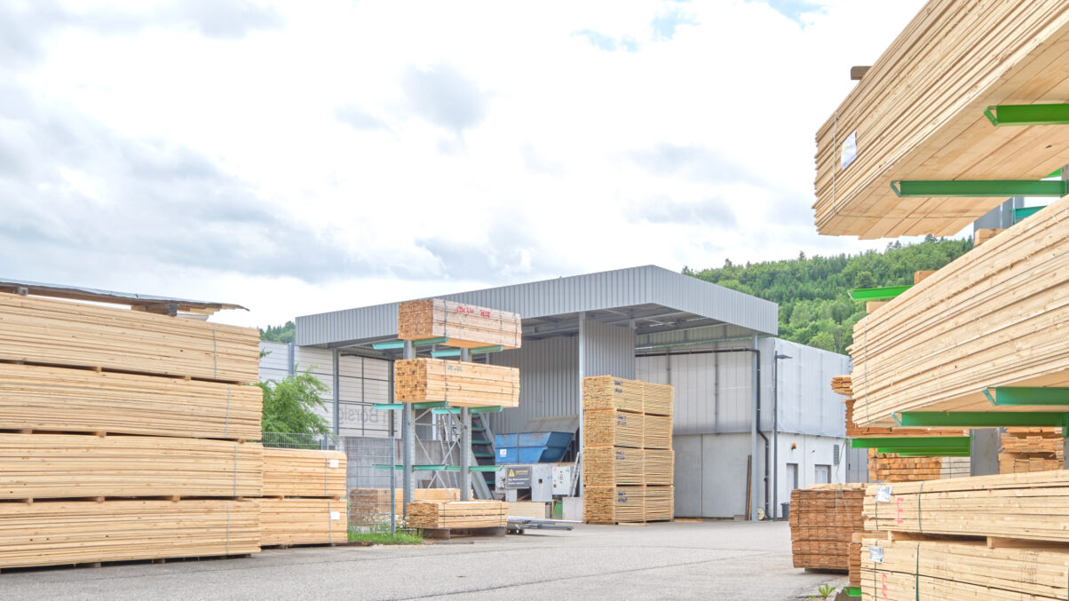 holzlager mit gestapelten paletten