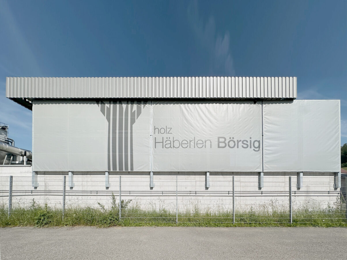 graue industriehalle mit schriftzug häberlen börsig