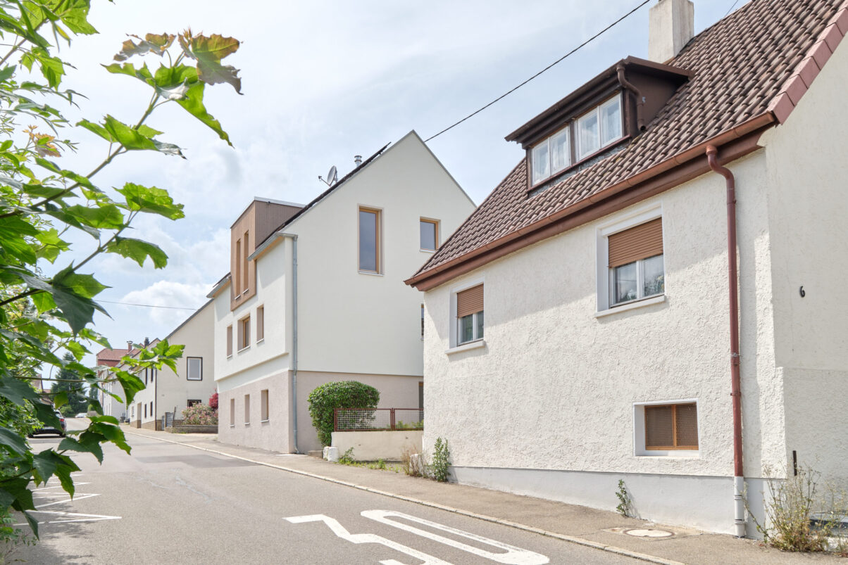 sanierung wohnhaus - straßenansicht ost – modernisiert straßenansicht eines sanierten wohnhauses mit neuem dach