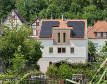 wohnhaus mit neuem dachausbau und gartenblick