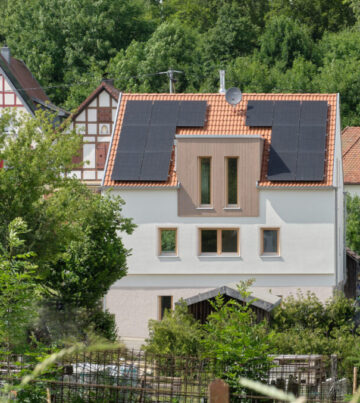 wohnhaus mit neuem dachausbau und gartenblick