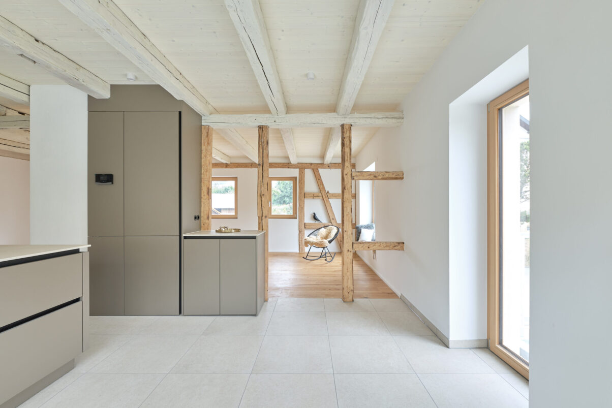 wohnhaus – küche im fachwerkhaus moderne küche mit sichtbarem fachwerk und weißen oberflächen