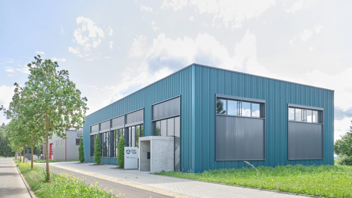 produktionsgebäude neuhausen – außenansicht westseite moderne produktionshalle mit grünem metallbau