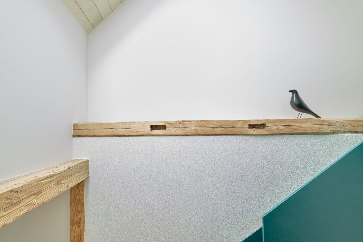 sanierung wohnhaus – treppendetail und wandgestaltung nahaufnahme von treppe und weiß verputzter wand