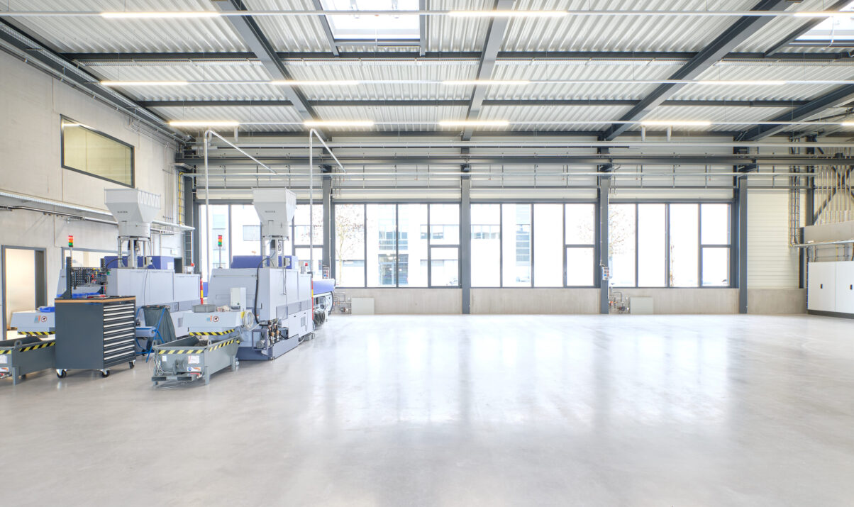 produktionsgebäude neuhausen – innenansicht großraumhalle große halle mit betonboden und glasfassade