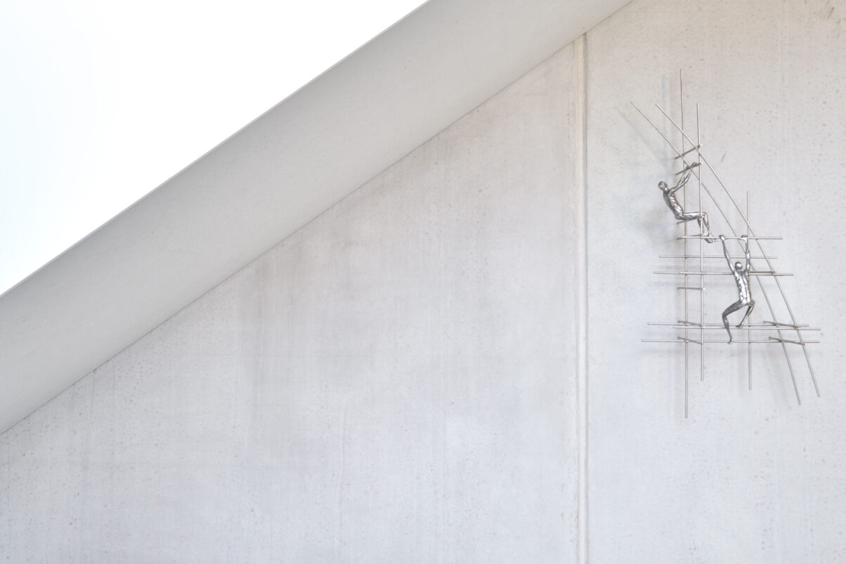 geha tech neuhausen – detailansicht innenwand beton innenaufnahme einer betonwand mit lichtreflexen