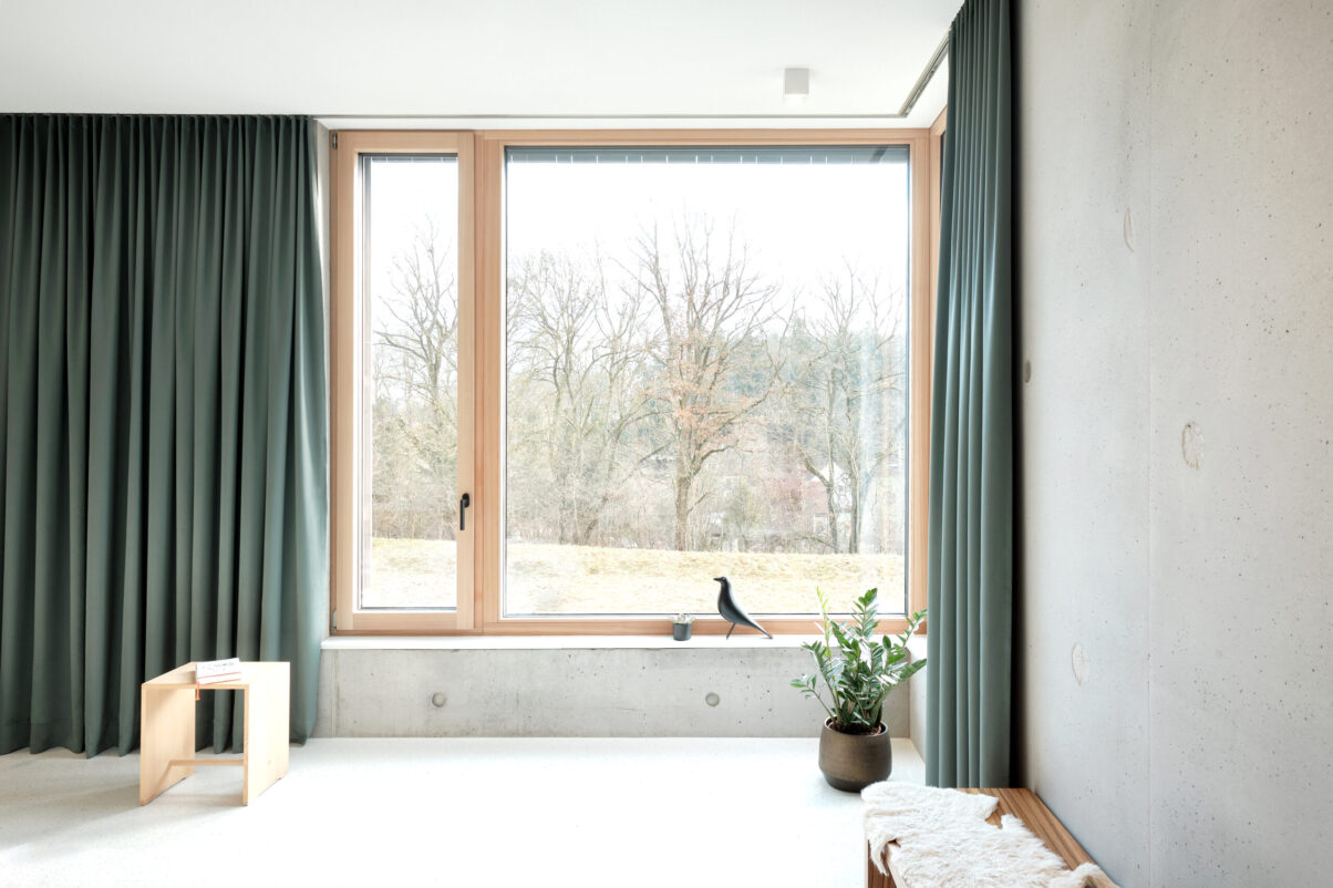 neubau einfamilienhaus – moderne villa mit großem holzfenster moderne villa mit bodentiefem fenster in tageslicht