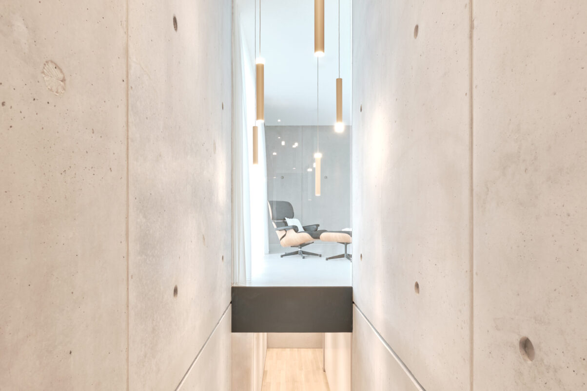 neubau einfamilienhaus – innenarchitektur minimalistisch mit sichtbeton minimalistischer innenraum mit sichtbetonwand und holzoberflächen