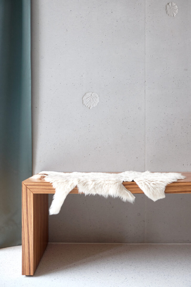 neubau einfamilienhaus – detail holz und beton holzauflage auf betonwand als architekturdetaillösung