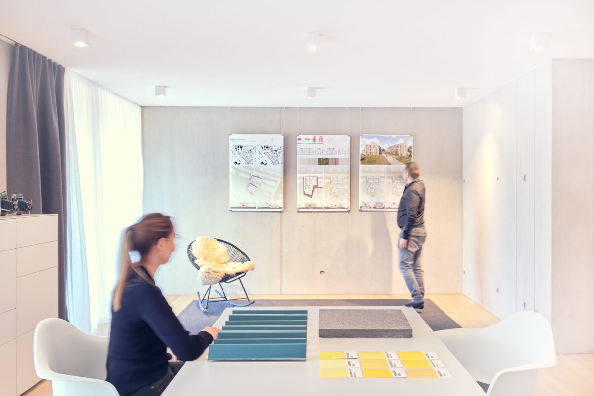 laub_muuhs architektur – workshop und entwurfsarbeit zwei architektinnen arbeiten an konzepten im büro