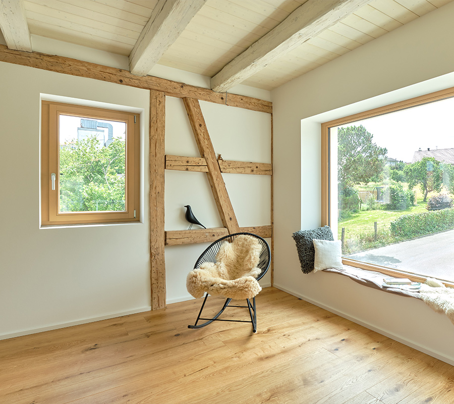 modernisiertes wohnhaus mit fassade und dachsanierung