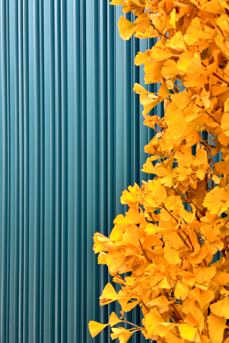 geha tech – fassadendetail produktionsgebäude neuhausen gelbe wanddekoration im innenraum