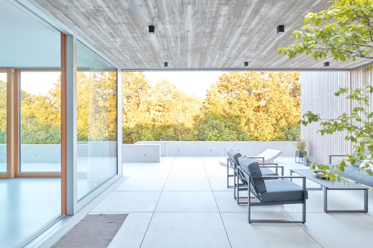 neubau einfamilienhaus – moderne architektur mit großen fenstern moderne villa mit großer Terasse und Möbeln