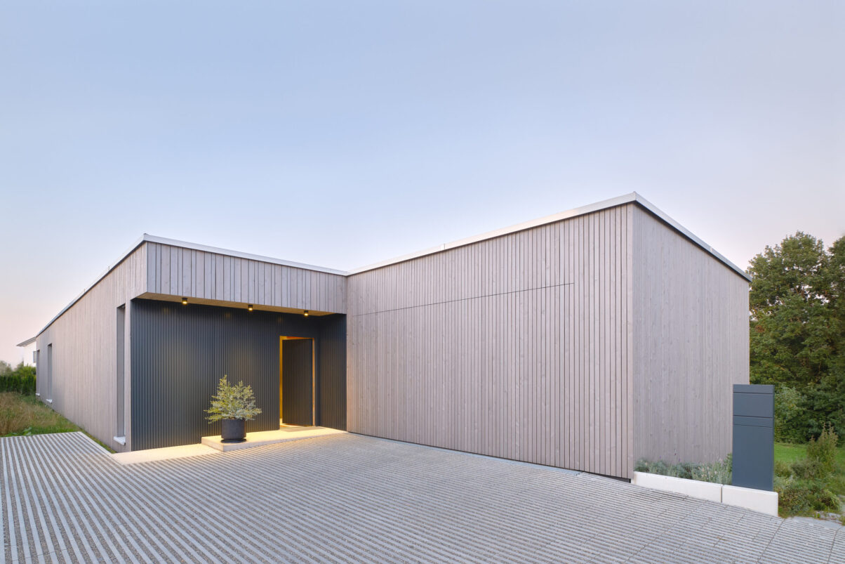 neubau einfamilienhaus – eingang außenansicht holzfassade außenaufnahme eines wohnhauses