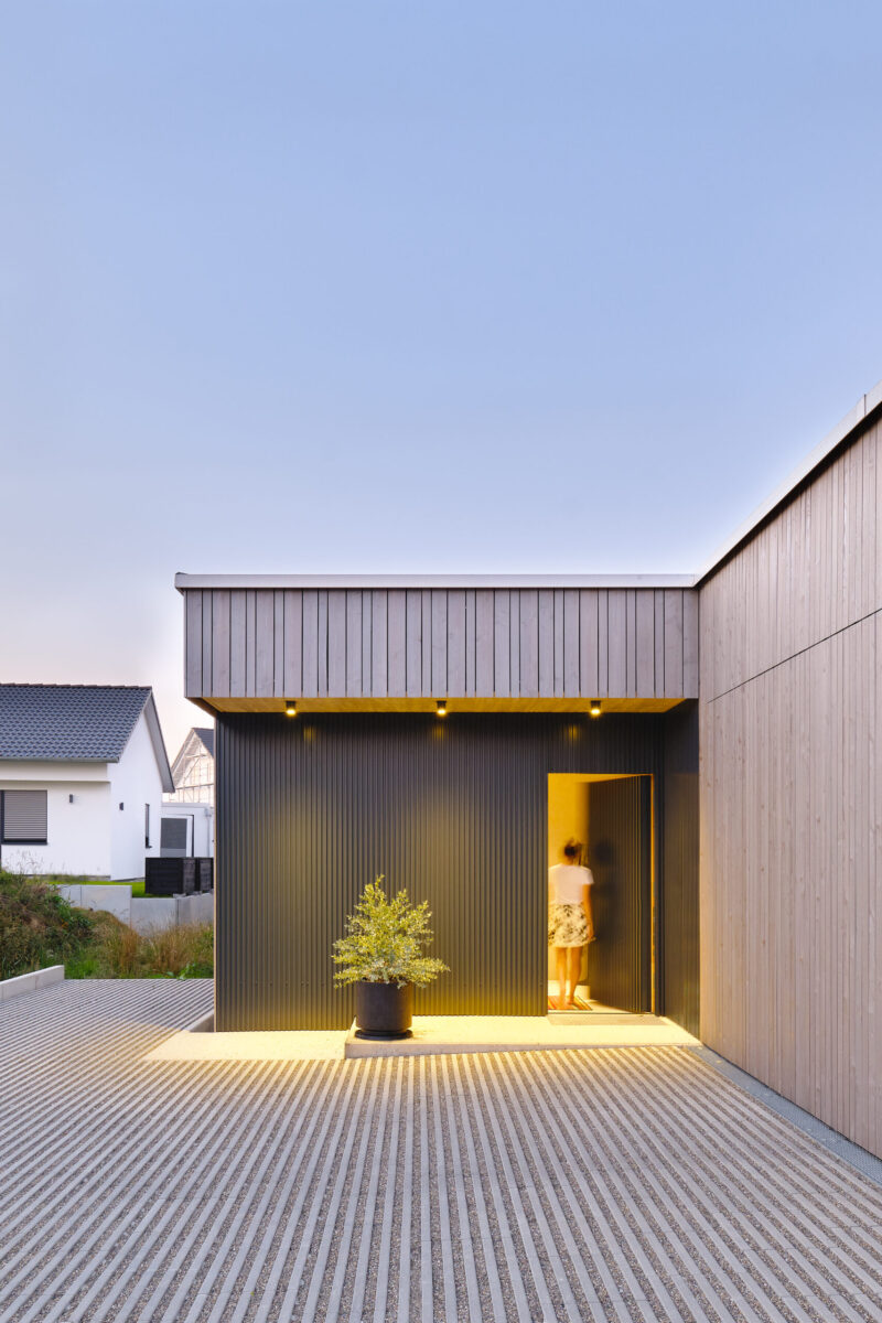 neubau einfamilienhaus – eingangsbereich mit blechfassade außenbereich eines modernen gebäudes