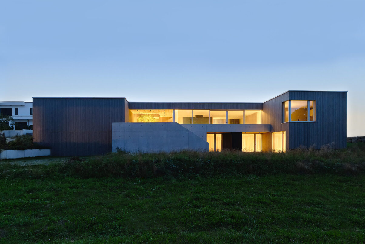 neubau einfamilienhaus – moderne holzfassade mit garten gebäude mit holzfassade und pflanzungen