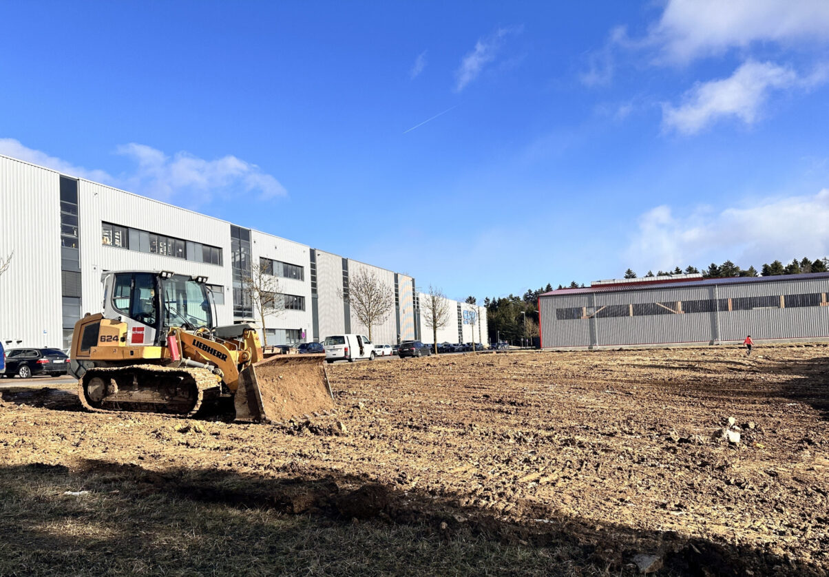 neubau produktionsgebäude neuhausen ob eck – moderner industriebau baustelle mit erdarbeiten
