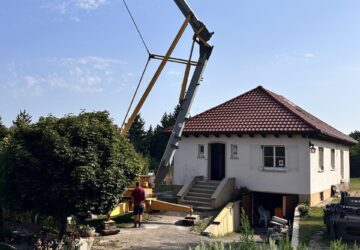 baukran bei altbau-sanierung